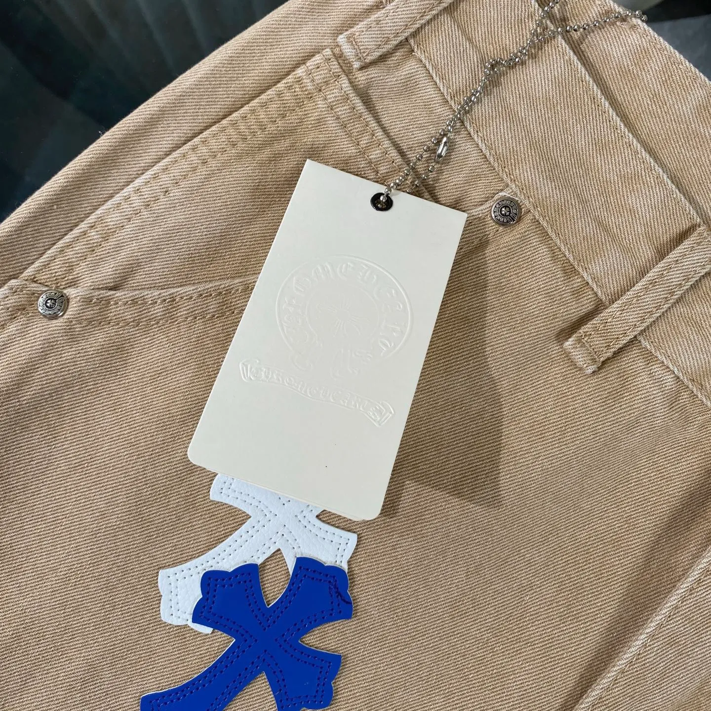 P270 CH Chromehearts limited edition blue and white cross-patched leather work jeans and denim logging pants. The counter price is 34W level. The patch is decorated with cross flowers and washed jeans! ! An absolutely high-end luxury product, a 1.9W-level god-level single product, a super popular product, made by top heavy industry, a magic weapon that cannot be missed! [About Zangyin] This is an extremely luxurious fashion brand that can also be called the aristocracy of the high street. It has always been an exclusive brand for some hipsters or rich second generations. Compared with ordinary high streets, it is more luxurious and noble. Compared with luxury brands, it is more fashionable and individual. It has always been a brand that I have a special liking for. [Top heavy industry fashion design] Consistently high-street luxury style. Speaking of this style, the Zangyin family and GU family are definitely the leading representative brands. Especially the Zangyin family has really achieved a state-of-the-art effect in creating high-street style. The unique washed material is used to create this style. The color system is already quite eye-catching. After it is decorated with patchwork cross flowers, it cleverly highlights the charm of the brand. Secondly, this style uses classic The high-waist cutting design highlights the long legs and fashionable temperament of the upper body. The brand is highly recognizable and the slim fit configuration is more suitable for daily wear. It is a product that interprets personality, fashion, and specifications at a glance. This single product is enough to make any fan excited. It can be a white T-shirt for a youthful college style, or a tight suspender for a royal style. It has strong matching ability and can be easily controlled by men.  [Materials and craftsmanship] Needless to say, this point goes without saying. As an excellent craftsman brand, Zangyin’s requirements for details and craftsmanship are really perfect. The washed color of this model has gone through so many processes, not to mention the embellishment of denim appliques. It is also purely hand-made and sewn. Just like what they believe in, only hand-made things have soul and have the meaning of wear. A top-notch heavy-duty fashionable denim item, I look forward to your perfect interpretation! !  Color: Khaki Size: 30-36